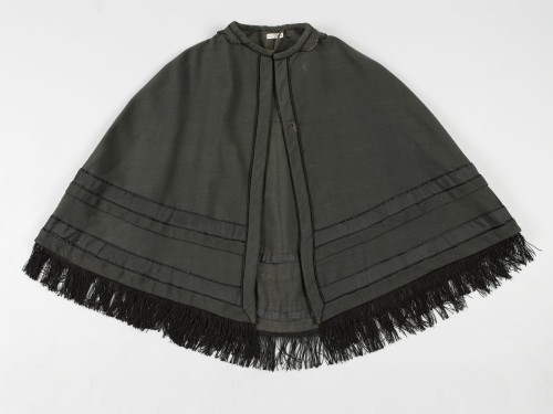 Korte cape van zwarte wol afgezet met randen ribszijde en satijn